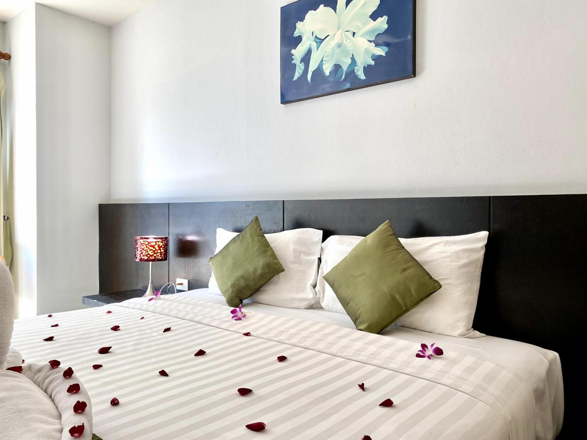 Apk Resort Patong Exteriör bild